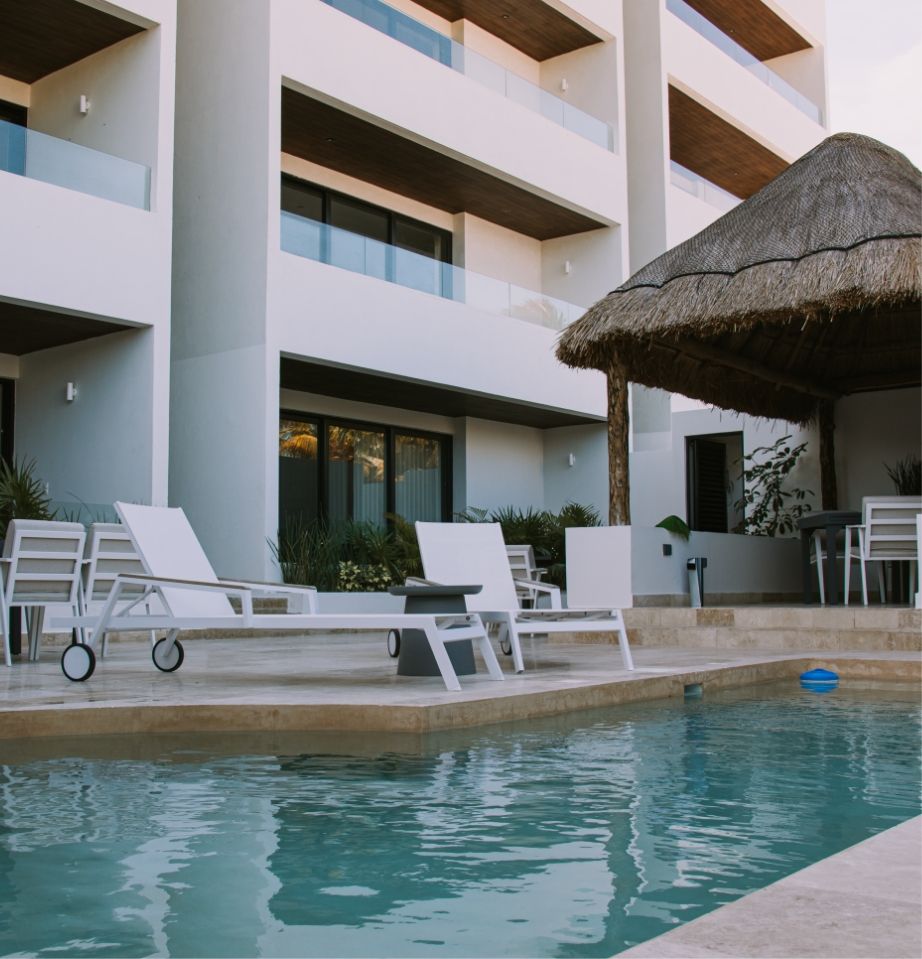 Piscina con camastros